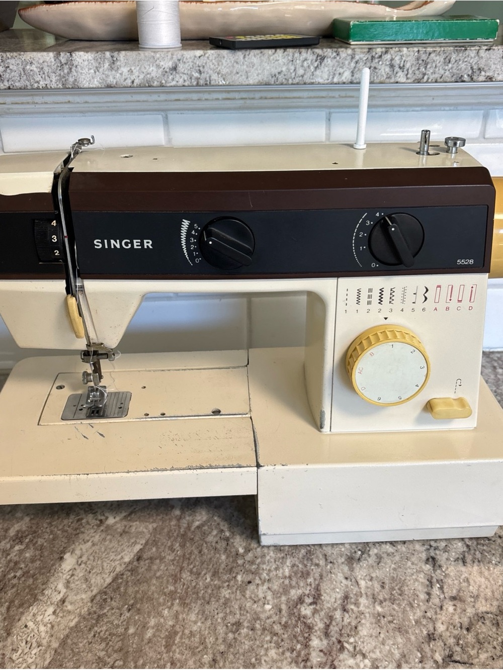 Vtg.Singer Model 5528 Sewing Machine  Metal, Heavy Duty! Free Arm, Zigzag Works!